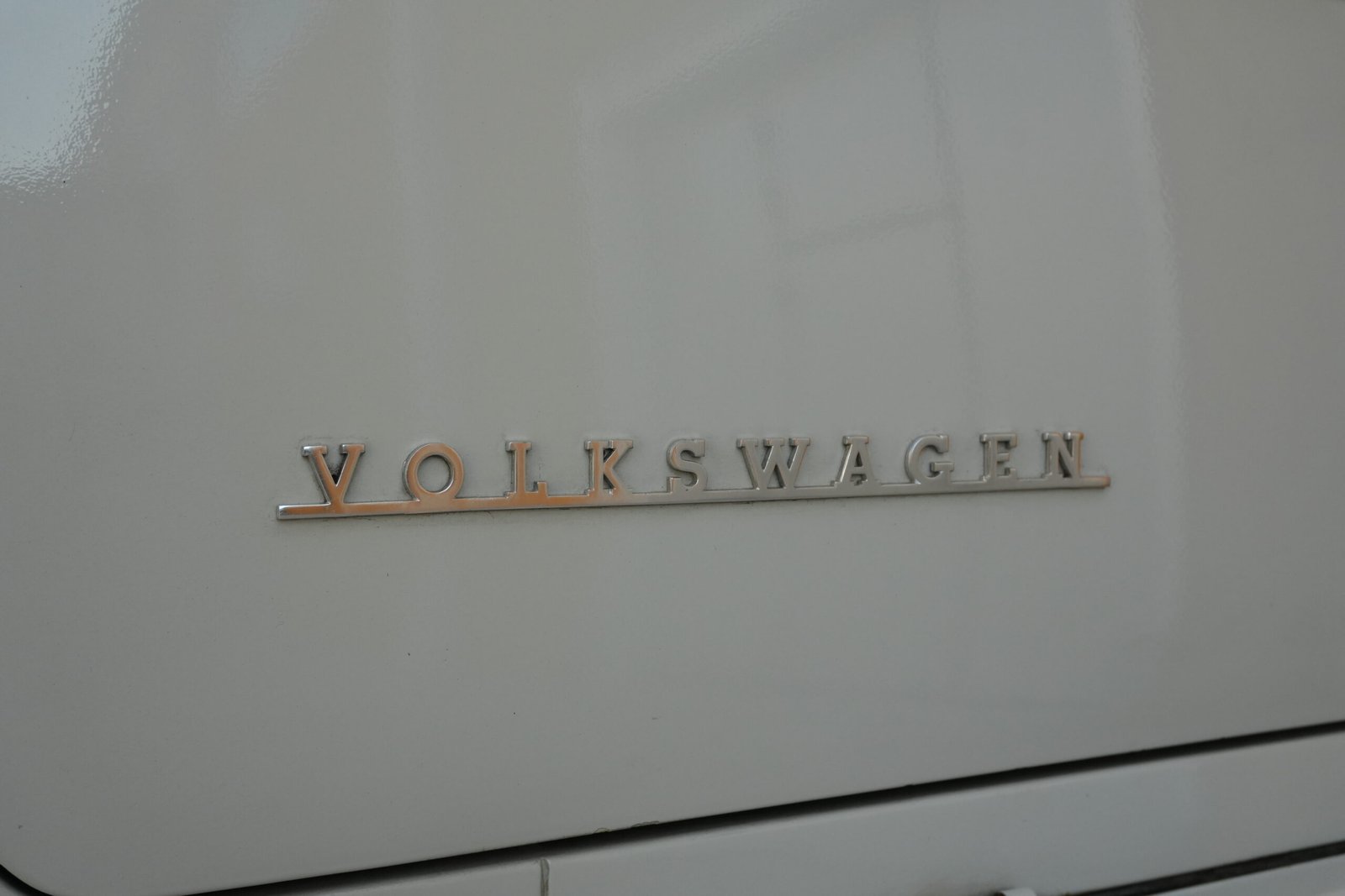 Scritta Volkswagen sul Volkswagen T2a Minibus del 1967