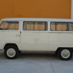 Volkswagen T2a Minibus del 1967 bianco — profilo laterale