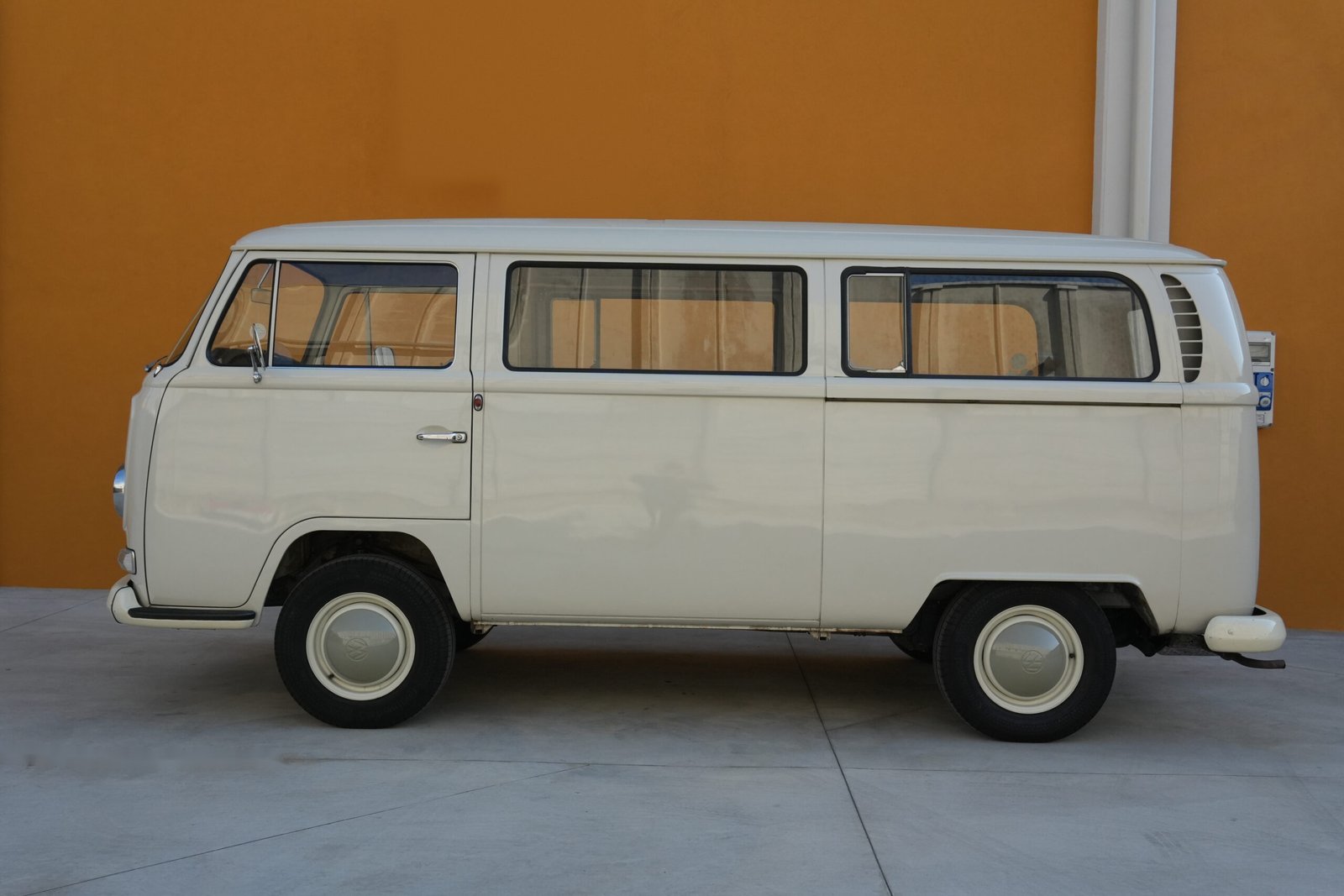 Volkswagen T2a Minibus del 1967 bianco — profilo laterale