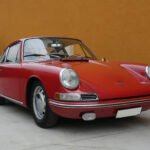 Porsche 911 2.0 Coupé del 1965 rossa — vista tre quarti anteriore