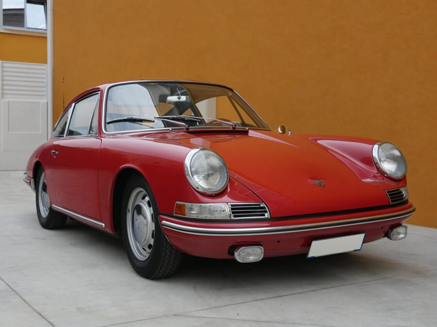 Porsche 911 2.0 Coupé del 1965 rossa — vista tre quarti anteriore