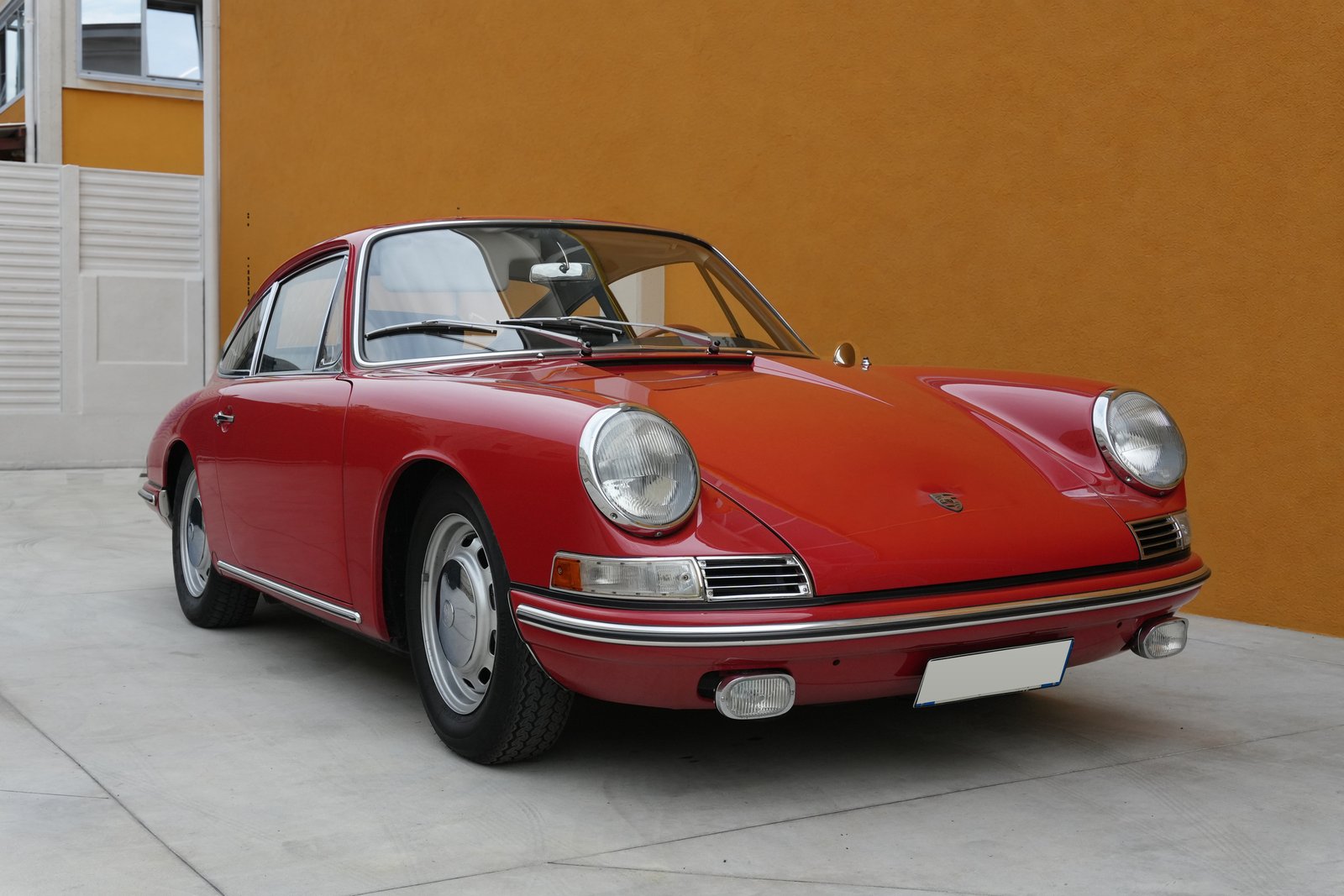 Porsche 911 2.0 Coupé del 1965 rossa — vista tre quarti anteriore