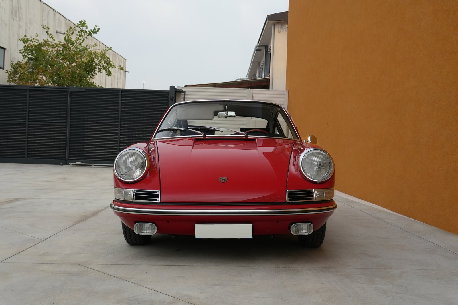 Porsche 911 2.0 Coupé del 1965 rossa — vista frontale