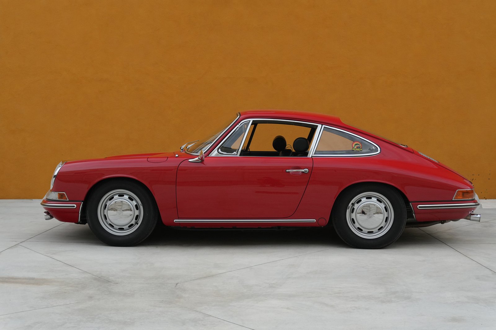 Porsche 911 2.0 Coupé del 1965 rossa — vista laterale