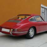 Porsche 911 2.0 Coupé del 1965 rossa — vista tre quarti posteriore