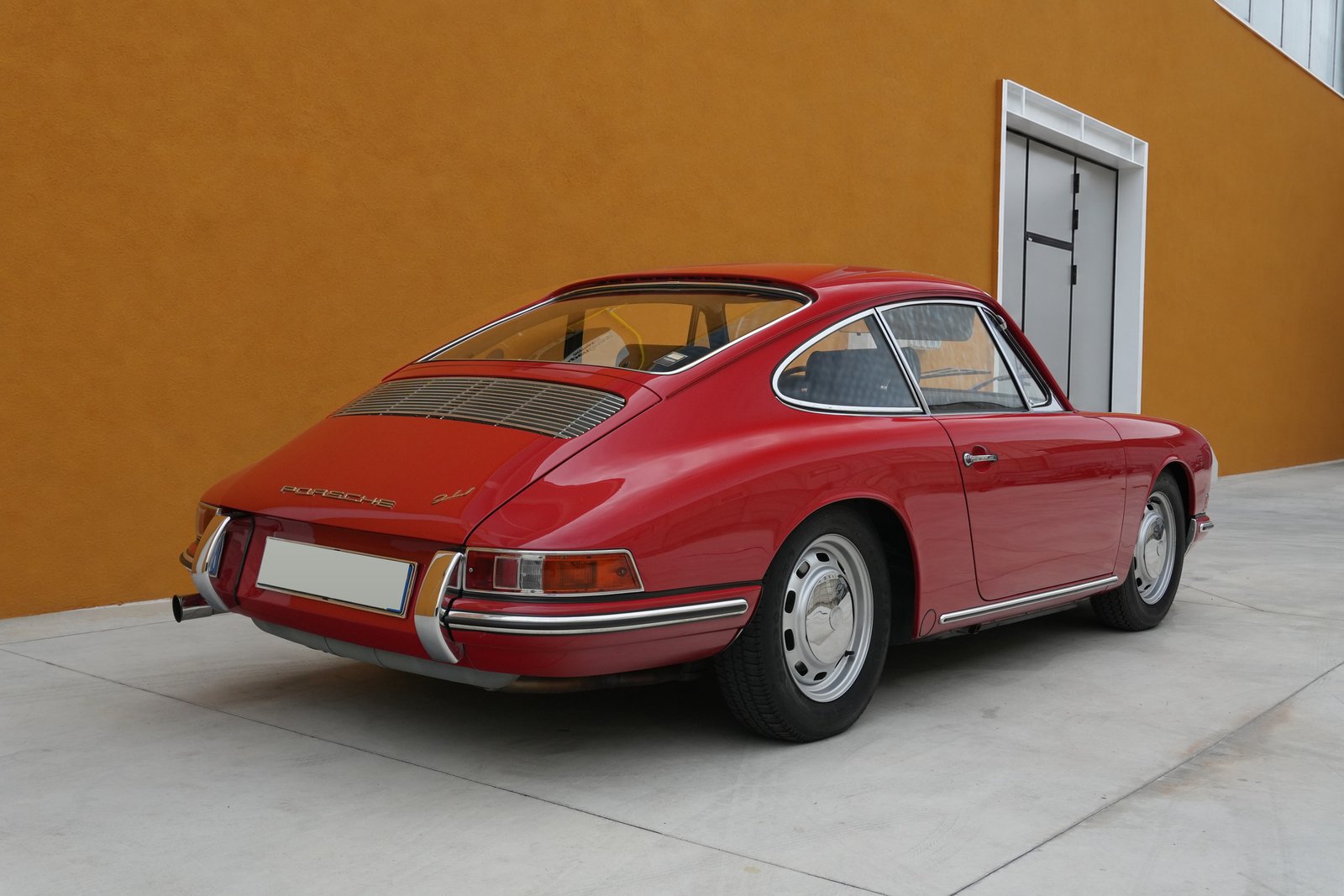 Porsche 911 2.0 Coupé del 1965 rossa — vista tre quarti posteriore