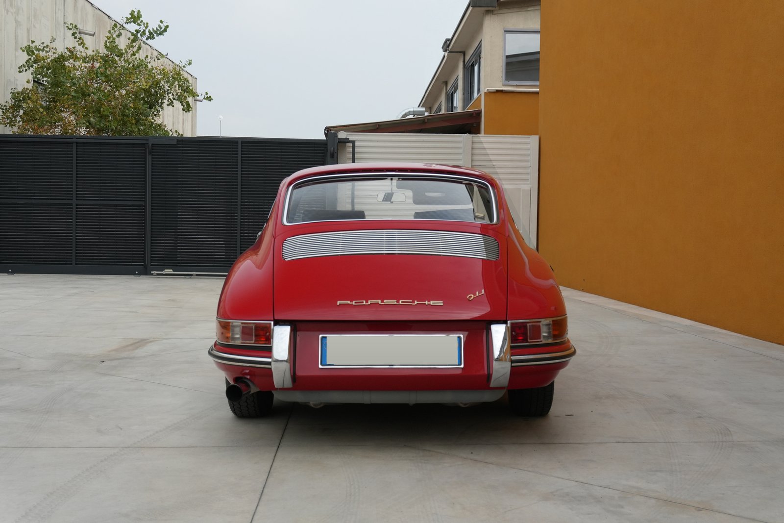 Porsche 911 2.0 Coupé del 1965 rossa — vista posteriore