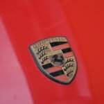 Stemma Porsche sul cofano della 911 2.0 Coupé del 1965