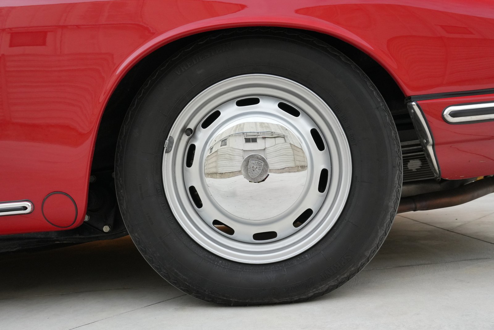 Dettaglio della ruota della Porsche 911 2.0 Coupé del 1965
