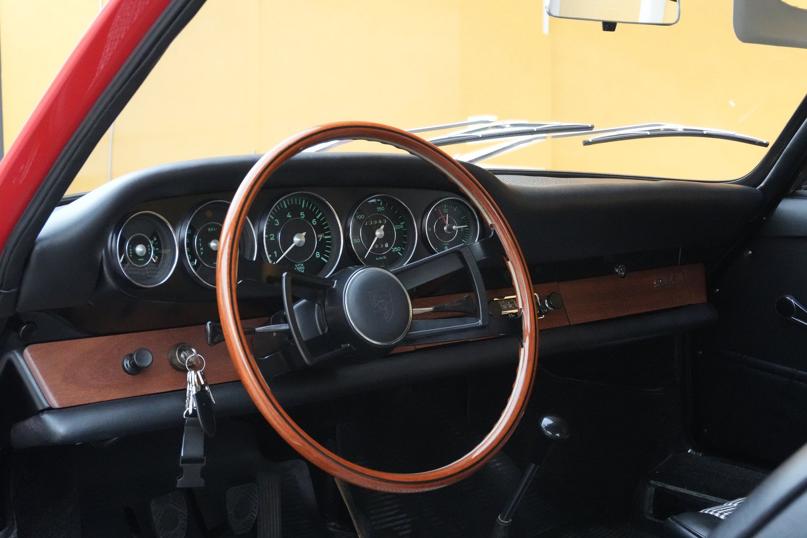 Plancia e volante della Porsche 911 2.0 Coupé del 1965