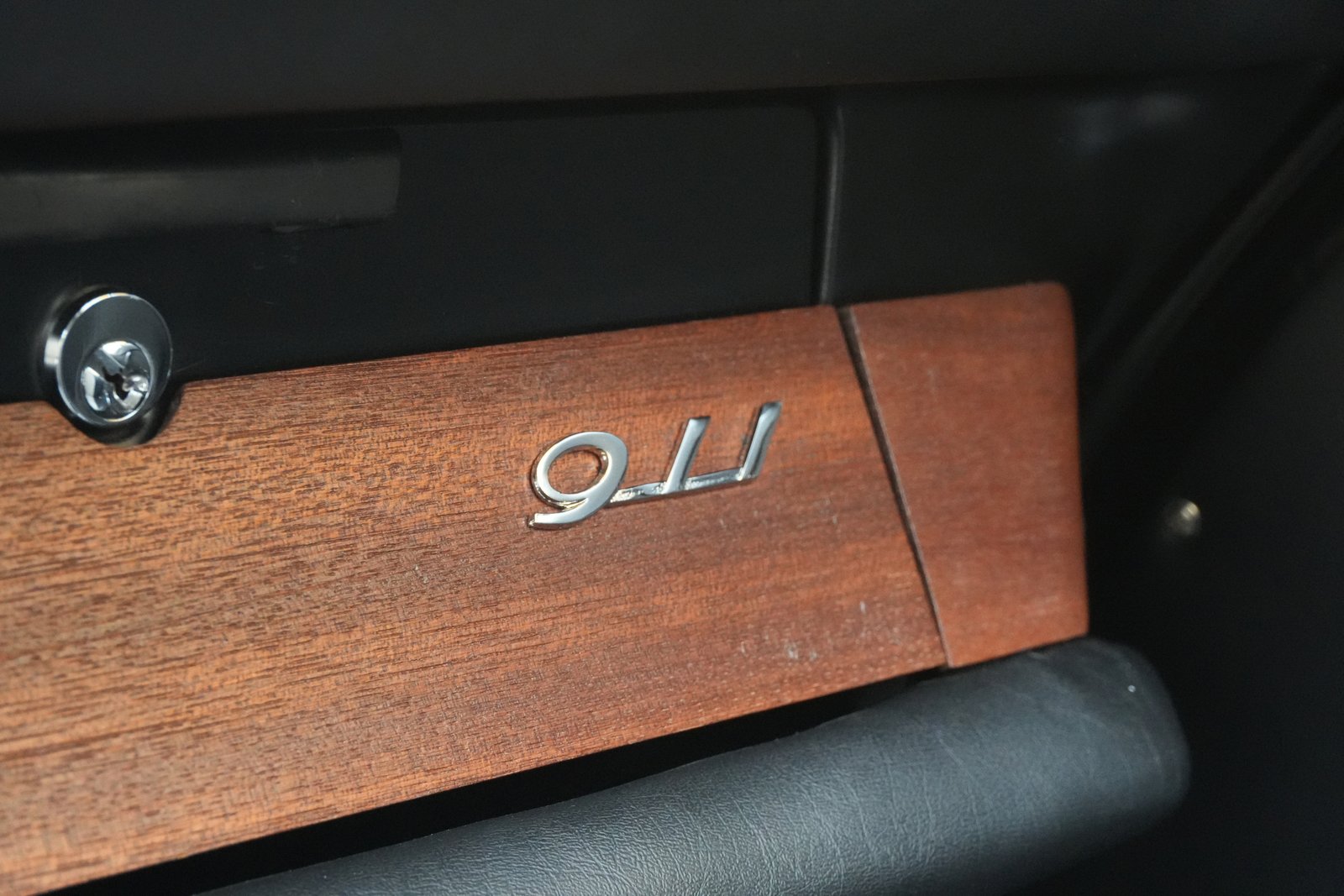 Dettaglio della plancia in legno della Porsche 911 2.0 Coupé del 1965