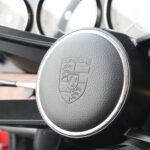 Stemma Porsche sul volante della 911 2.0 Coupé del 1965