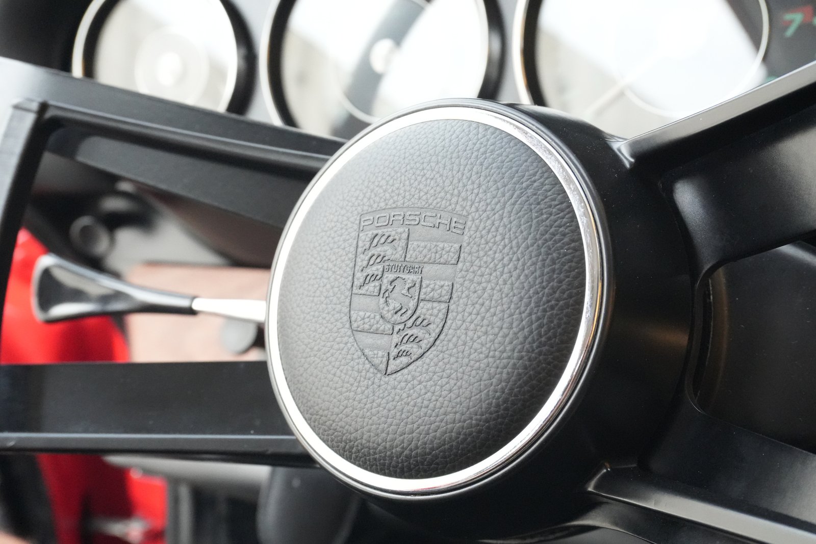 Stemma Porsche sul volante della 911 2.0 Coupé del 1965